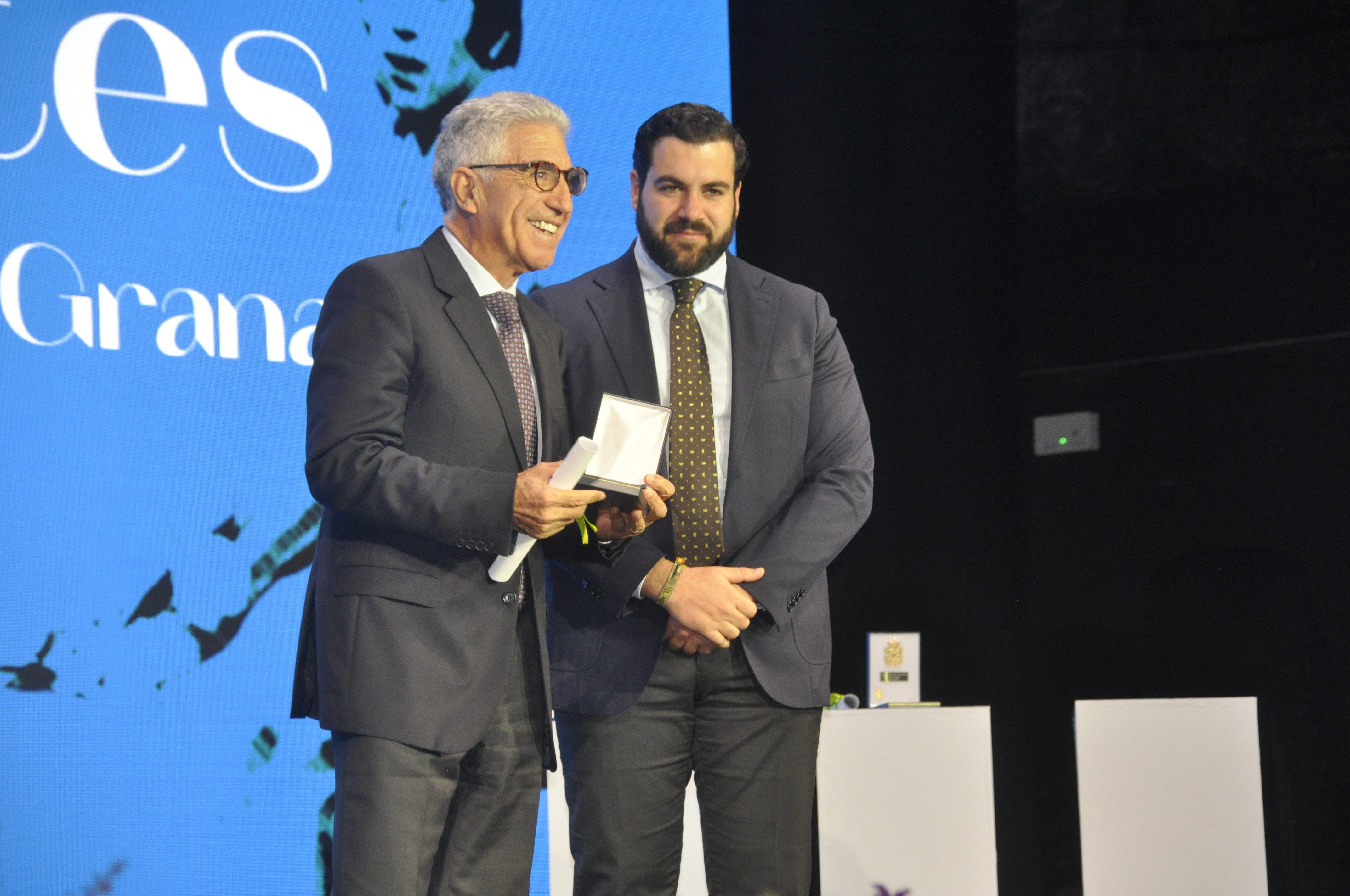 El extenista Manuel Orantes recibió la medalla de oro de la provincia.