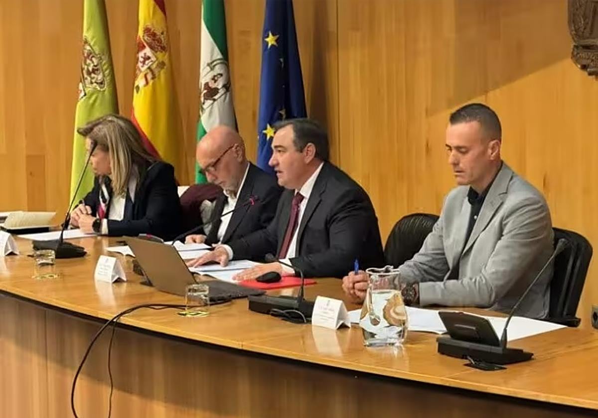 El diputado provincial de Emergencias de Granada, Eduardo Martos, segundo desde la derecha en la imagen, en la jornada sobre gestión de emergencias y respuesta ante catástrofes naturales