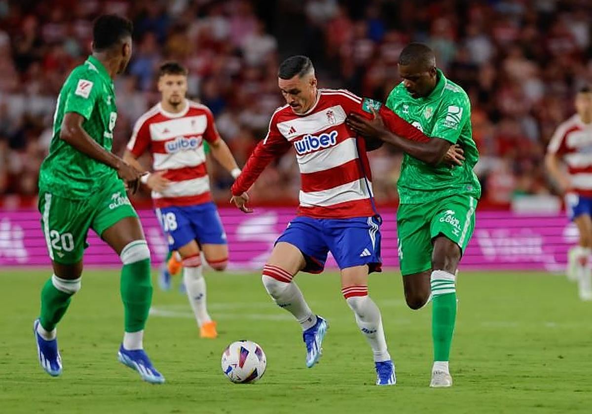 José Callejón conduce un balón con el Granada en Primera división.