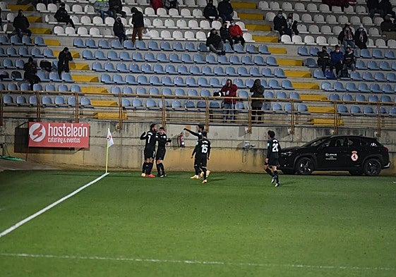 Los futbolistas del Granada celebran el gol de Darwin Machís en León.