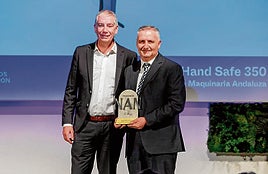 El director general de SIMA, Javier García, recoge su galardón de manos de Yago Hernández.