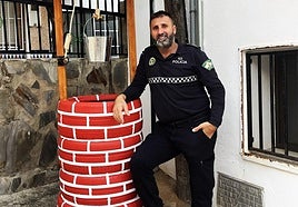 José Rivas, junto a un pozo decorativo instalado en Melicena.