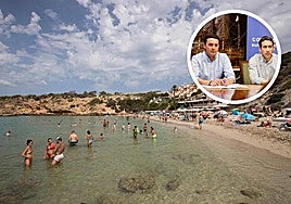 Imagen de archivo de turistas en Ibiza. Arriba, Javier Aureliano García y Óscar Liria.