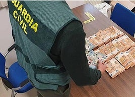 Roba 8.000 euros del dormitorio del matrimonio de ancianos al que cuidaba en un pueblo de Granada.