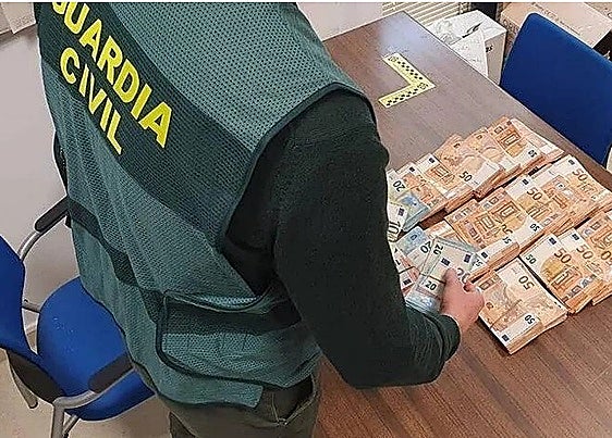 Roba 8.000 euros del dormitorio del matrimonio de ancianos al que cuidaba en un pueblo de Granada.