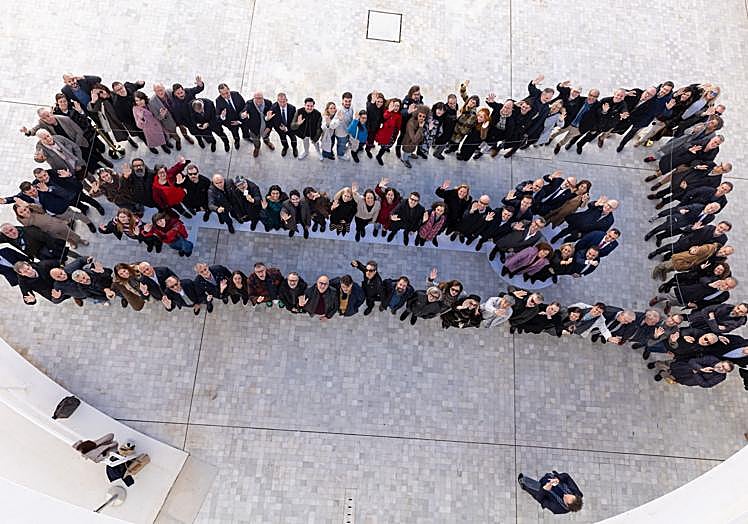 Representantes de la cultura granadina e institucionales participan en la performance de la llave.