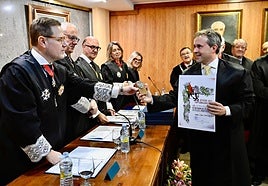 Julio Millán recoge la medalla acreditativa.