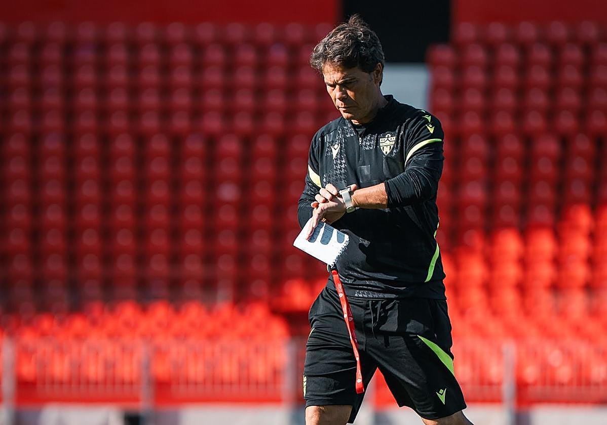 Rubi mira el reloj como si quisiera que el tiempo pasara para olvidar lo de Ceuta; importa el Huesca.