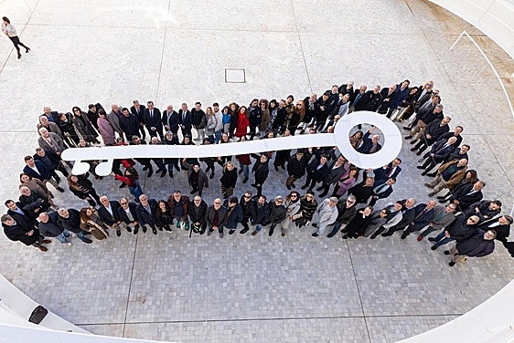 Representantes de la cultura granadina e institucionales participan en la performance de la llave, símbolo de la Capitalidad, en el Centro Cultural CajaGranada.