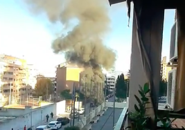 Intensa humareda cerca de la avenida de Andalucía por el incendio de un coche