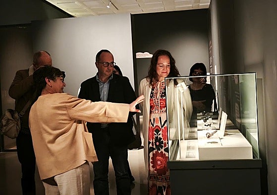 La directora del Museo Íbero explica a las autoridades algunas de las piezas presentes en la exposición.