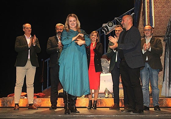 Emma Suárez recibió el premio de manos del alcalde de Cazorla.