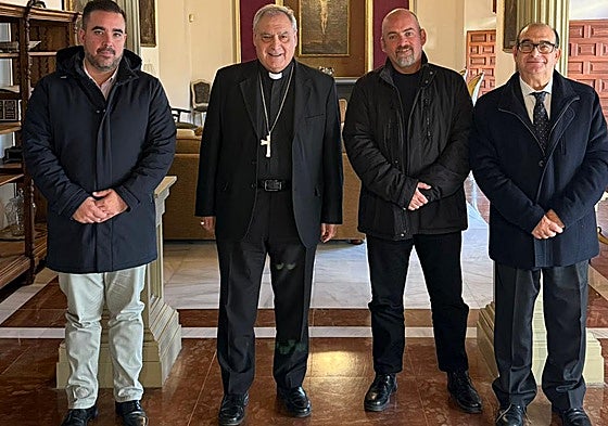 El hermano mayor, Ángel Aguilera; el comisario, Jesús Muros; y el consiliario, Vicente Guerrero García en compañía del Arzobispo de Granada