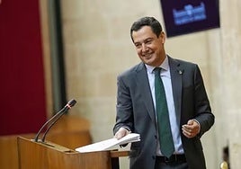 El presidente de la Junta de Andalucía, Juanma Moreno, dirigiéndose al atril