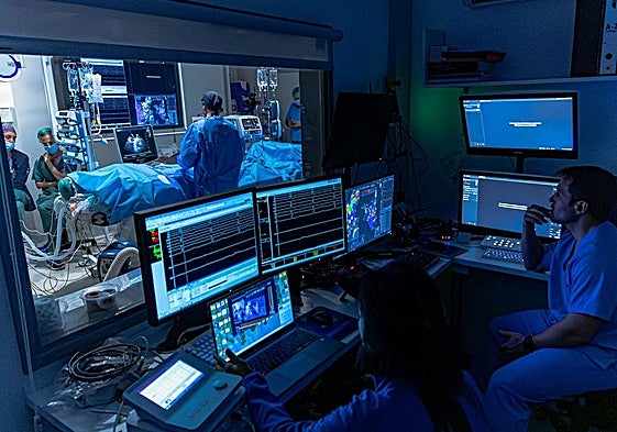 La operación tuvo lugar en el hospital Clínico San Cecilio de Granada, pero contó con asistencia en remoto desde el hospital Karolinska de Estocolmo, en Suecia.