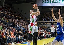 El finlandés Elias Valtonen trata de defender al húngaro Szilard Benke durante el partido.