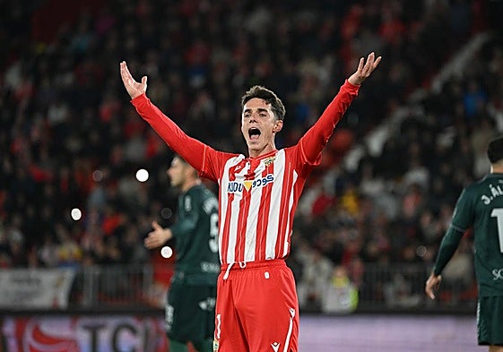 Sergio Arribas protesta una acción del partido