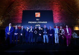 Foto de familia de los ganadores de los Premios Literarios Jaén con autoridades y representantes de CajaGranada Fundación y CaixaBank.