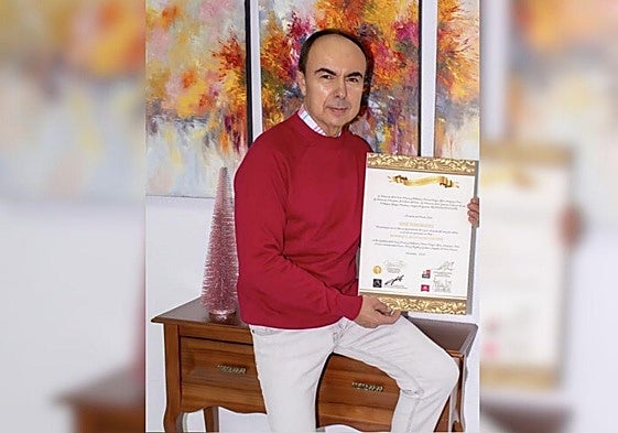 José Domínguez posa con el reconocimiento peruano.
