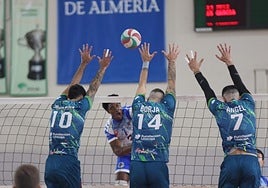 Fran Iribarne, Borja Ruiz y Ángel Rodríguez quieren frenar el ataque de Miguel á. Martínez.