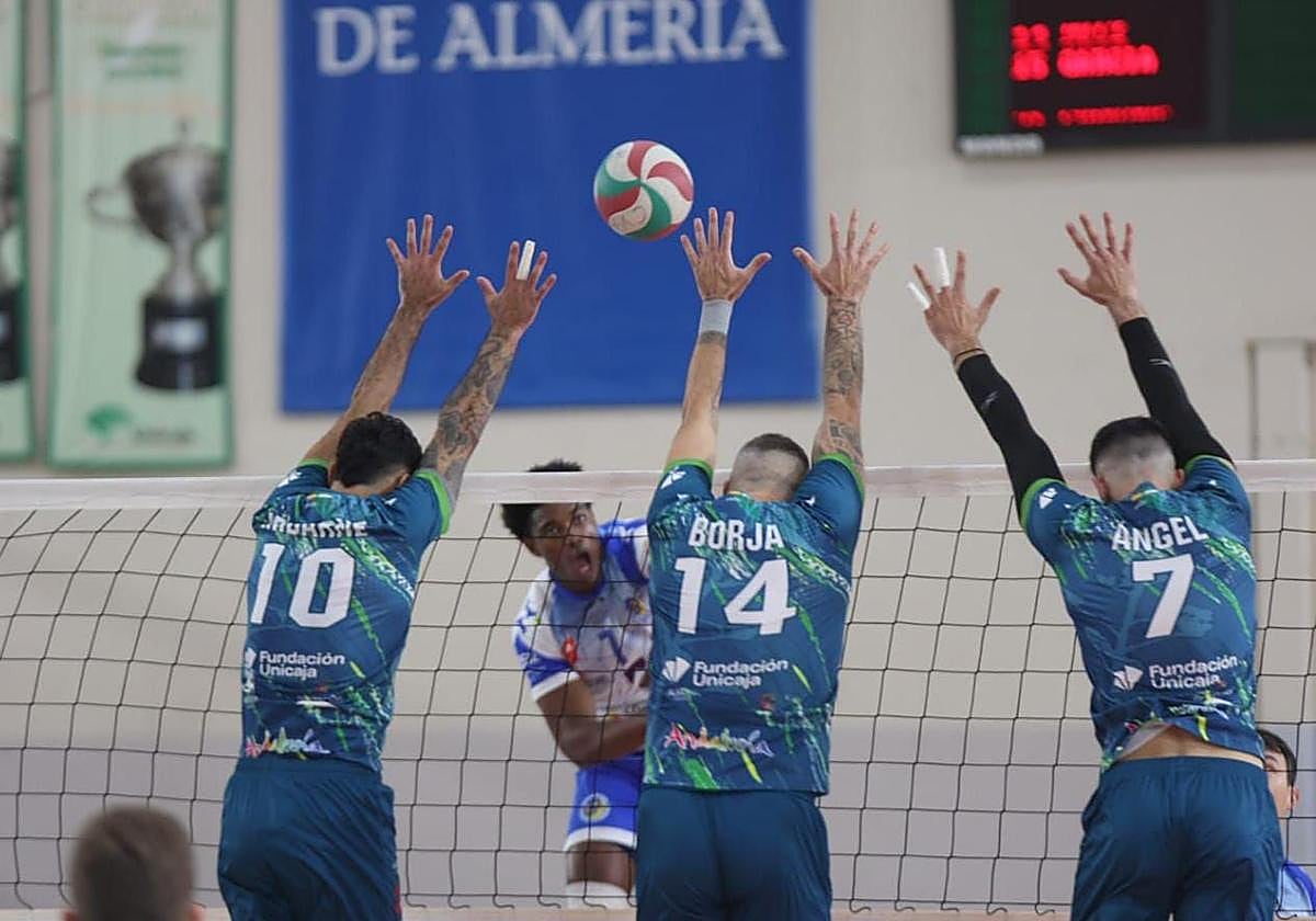 Fran Iribarne, Borja Ruiz y Ángel Rodríguez quieren frenar el ataque de Miguel á. Martínez.