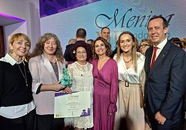 A la izquierda, representantes de Cepaim en Almería, seguidas de Odu Carmona y la vicepresidenta del Gobierno, María Jesús Montero; jefa de la Unidad contra la Violencia sobre la Mujer, Loly Cruz y el subdelegado del Gobierno, José María Martín.