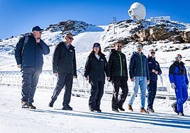 Las autoridades recorrieron Borreguiles tras la inauguración oficial de la temporada de esquí en Sierra Nevada.