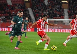 Arnau realizando un centro durante el partido contra el Huesca