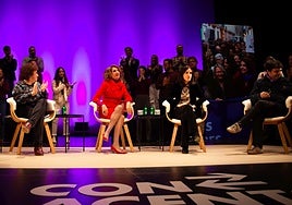 María Jesús Montero ha participado en la mesa redonda sobre violencia vicaria en Atarfe