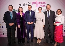 El presidente de la Junta de Andalucía, Juanma Moreno, y el consejero de Sanidad, Antonio Sanz, durante su asistencia a la X Gala Solidaria Pulseras Rosas.