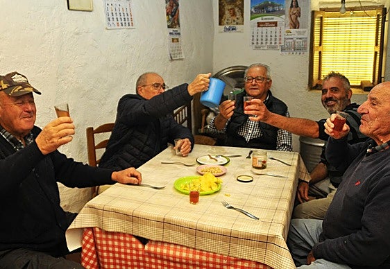 Paco Moreno en su bodega familiar de Sorvilán acompañado de varios amigos del pueblo catando el mosto de este año