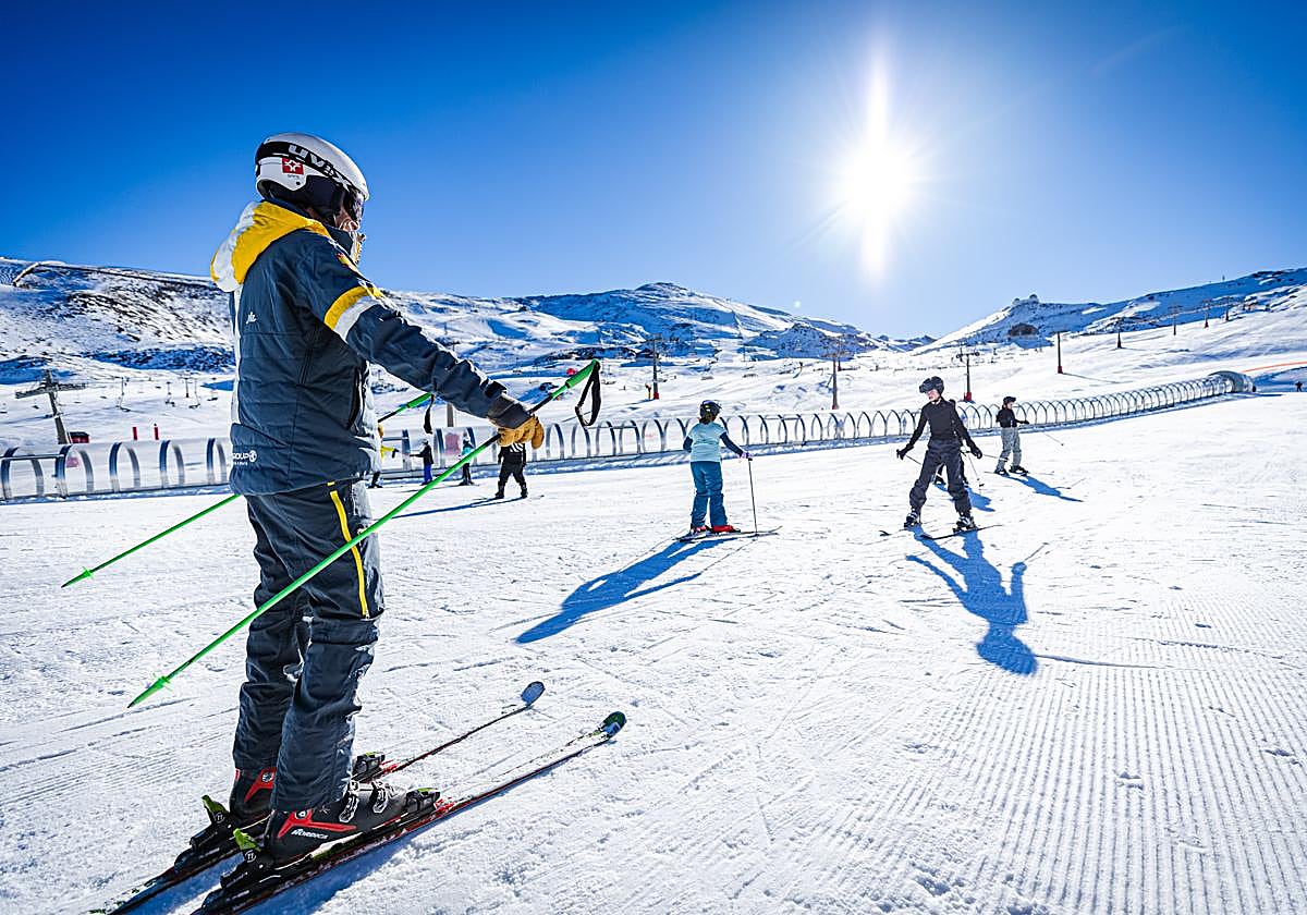 Blanco radiante: las imágenes del primer día de temporada en Sierra Nevada