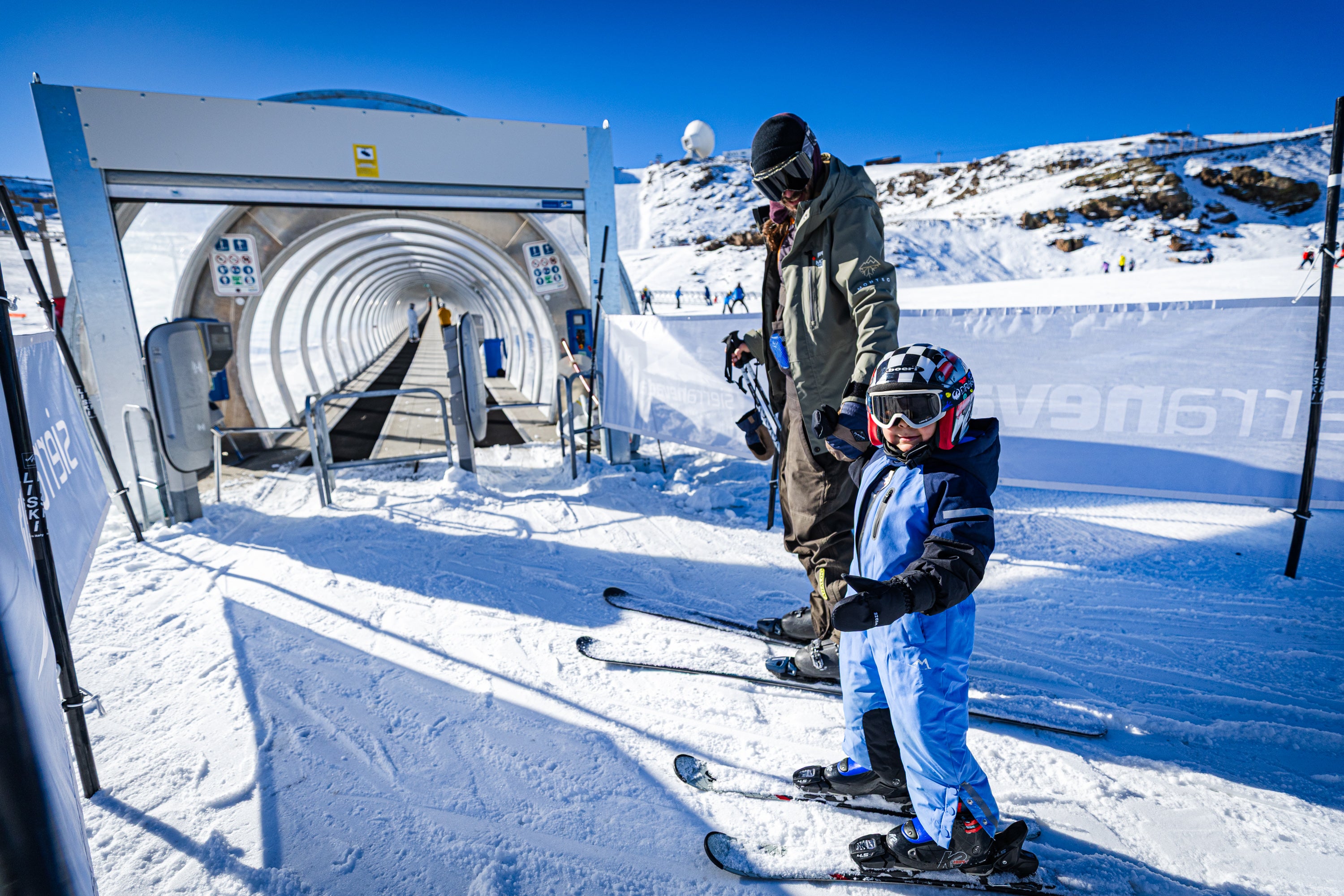 Blanco radiante: las imágenes del primer día de temporada en Sierra Nevada