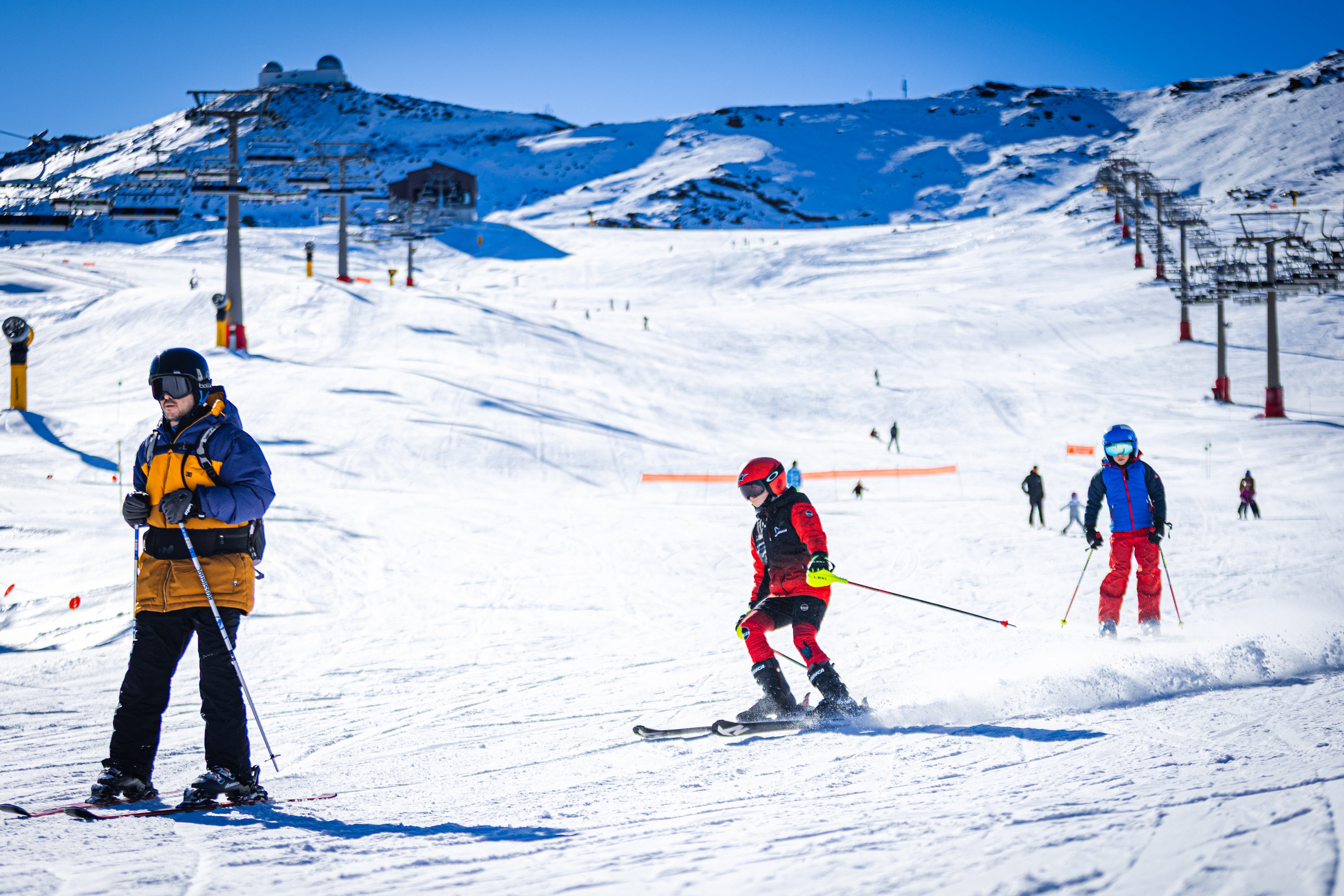 Blanco radiante: las imágenes del primer día de temporada en Sierra Nevada