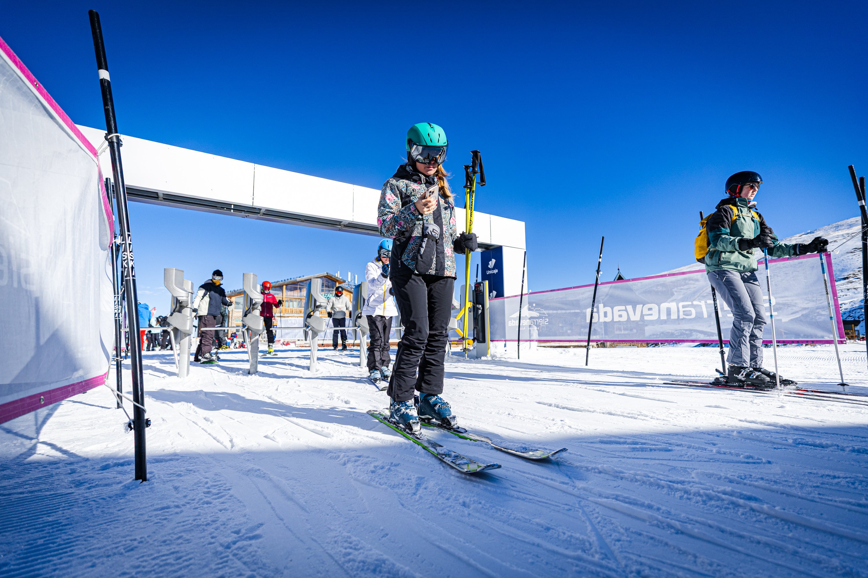 Blanco radiante: las imágenes del primer día de temporada en Sierra Nevada