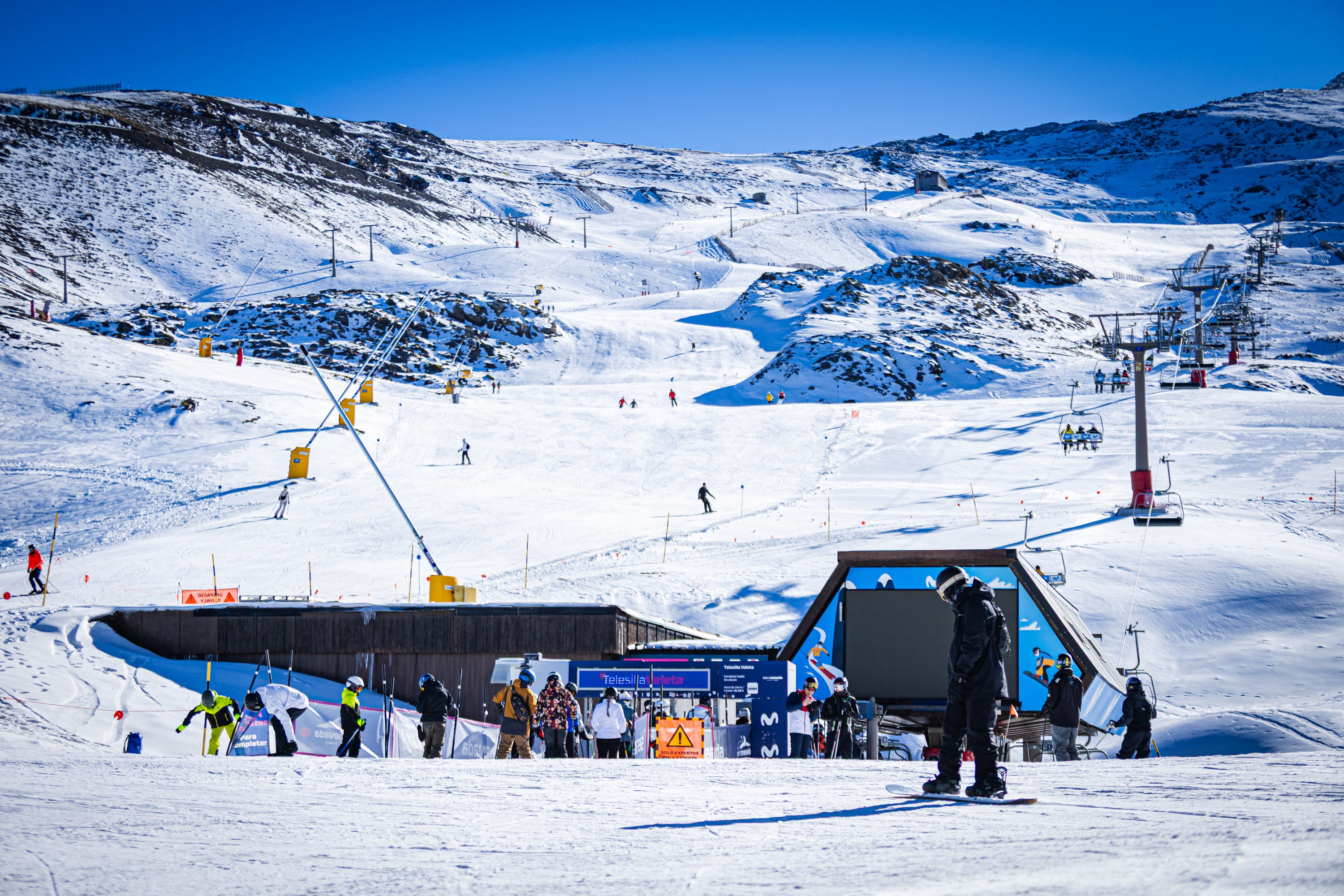 Blanco radiante: las imágenes del primer día de temporada en Sierra Nevada