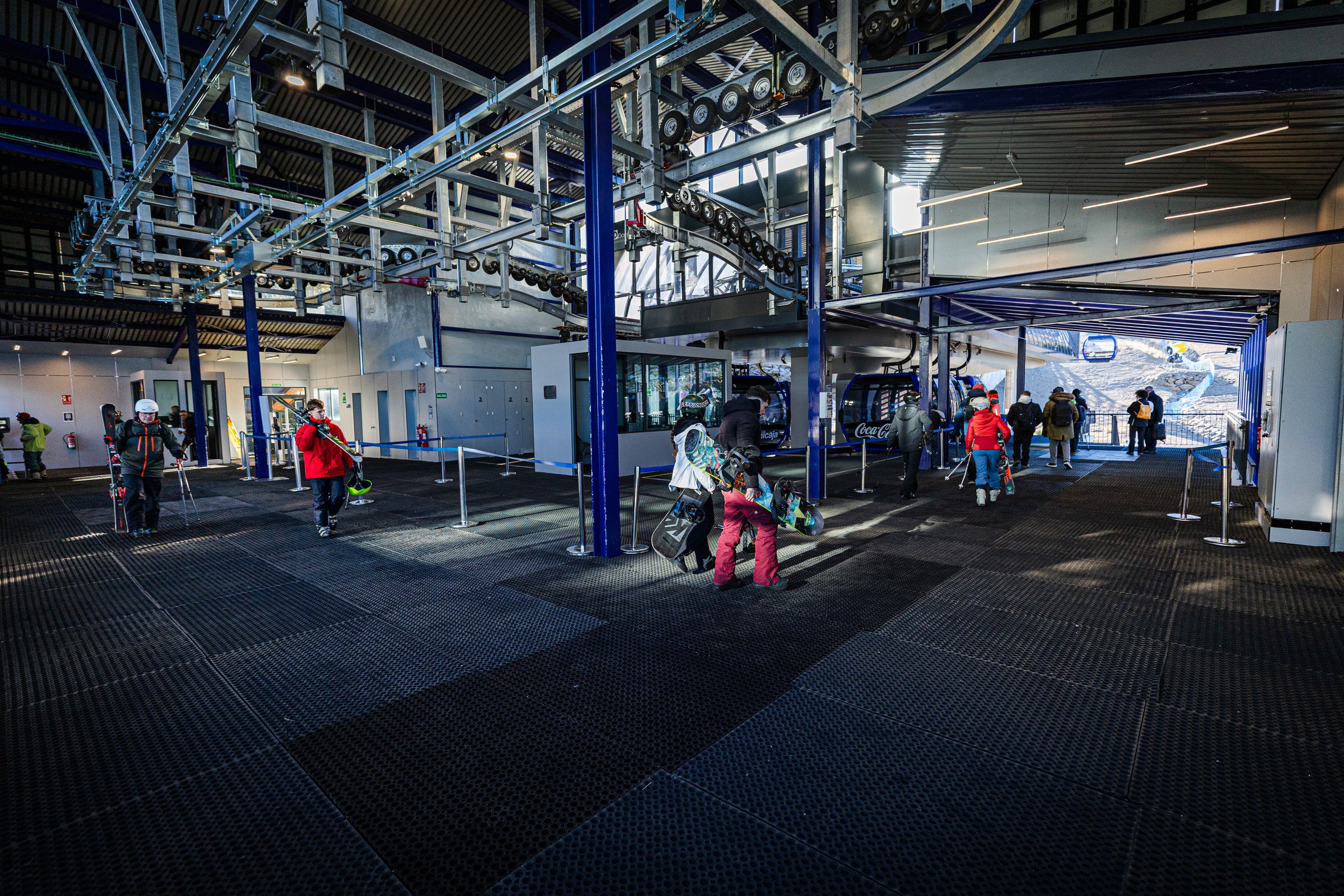 Blanco radiante: las imágenes del primer día de temporada en Sierra Nevada