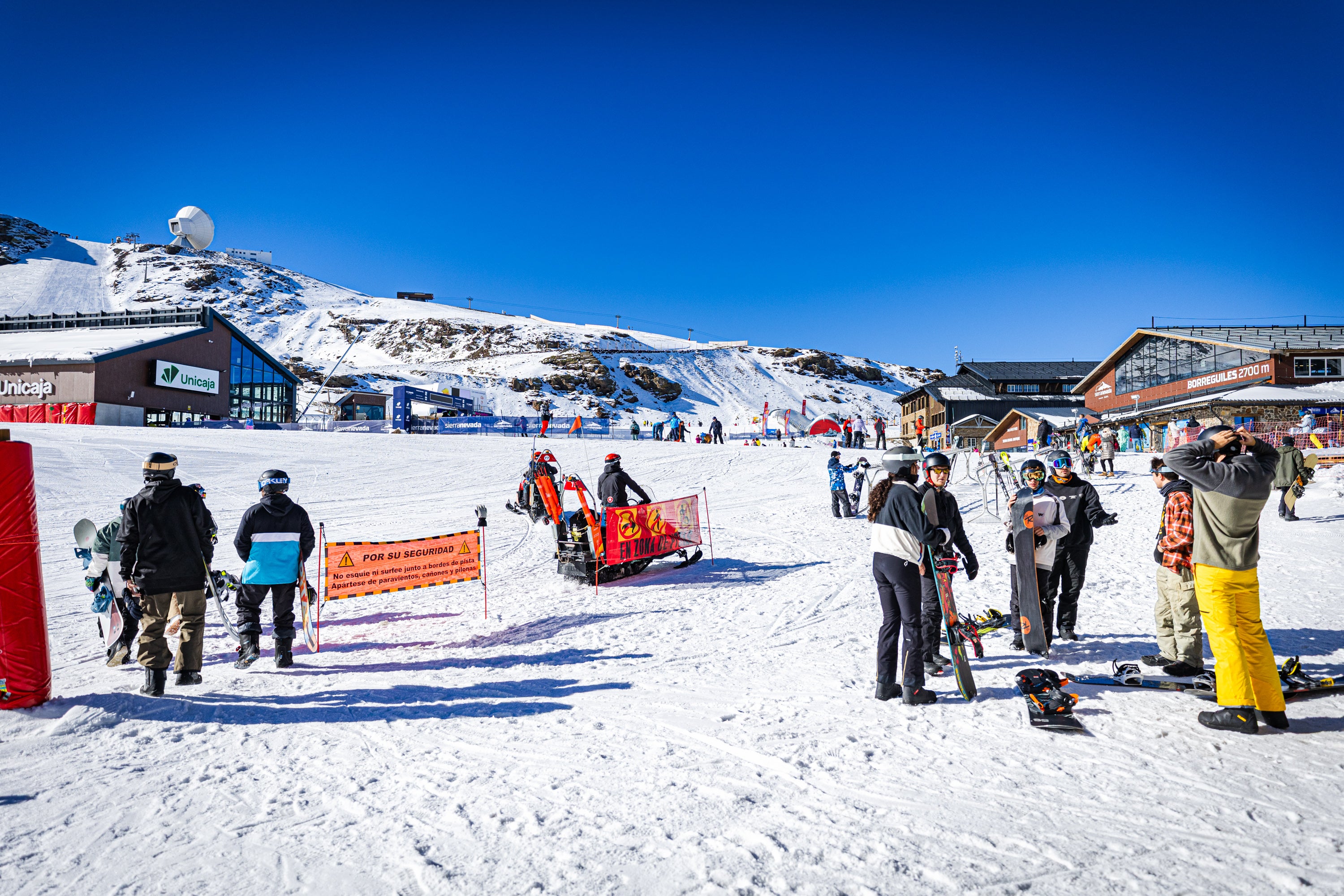 Blanco radiante: las imágenes del primer día de temporada en Sierra Nevada