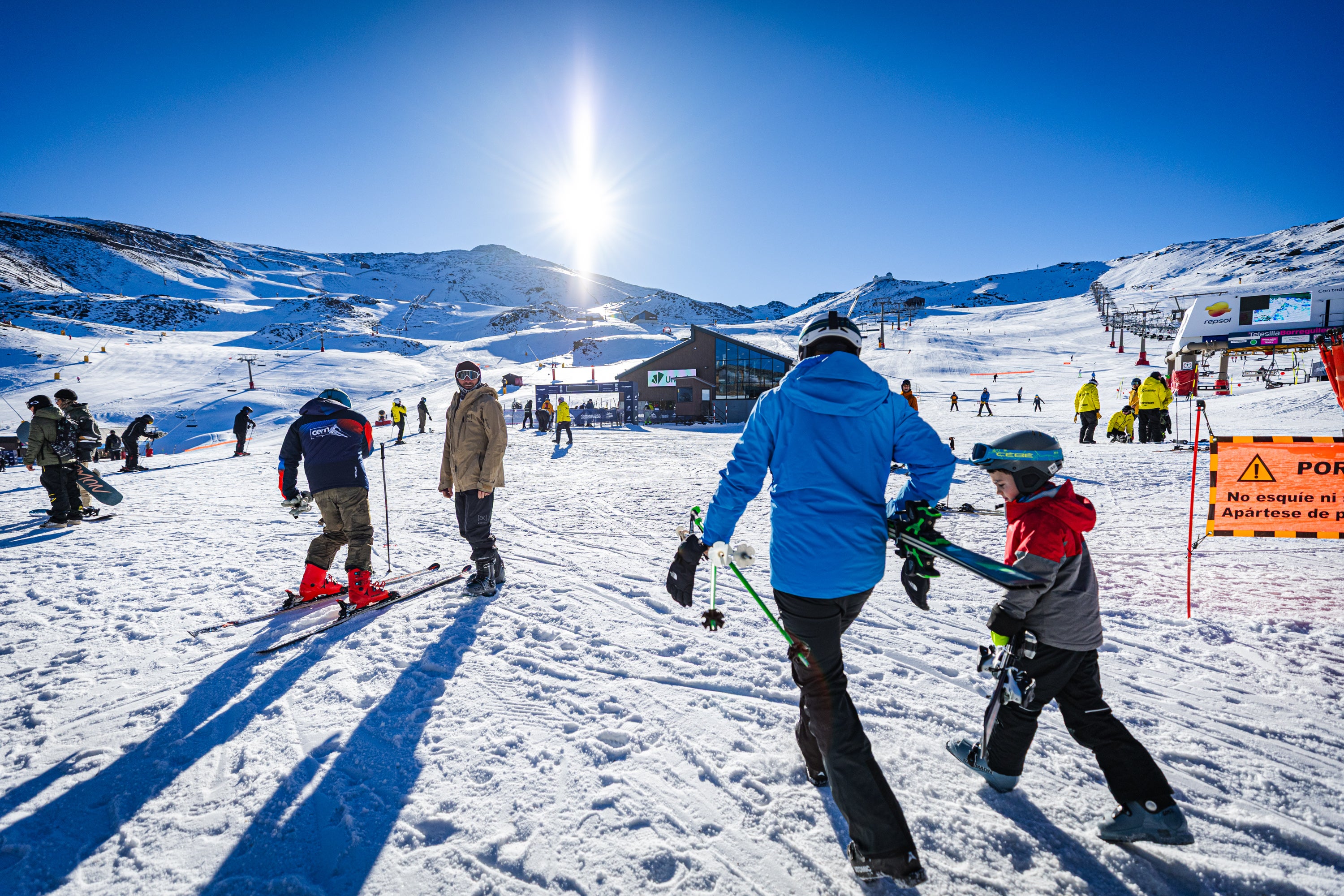 Blanco radiante: las imágenes del primer día de temporada en Sierra Nevada