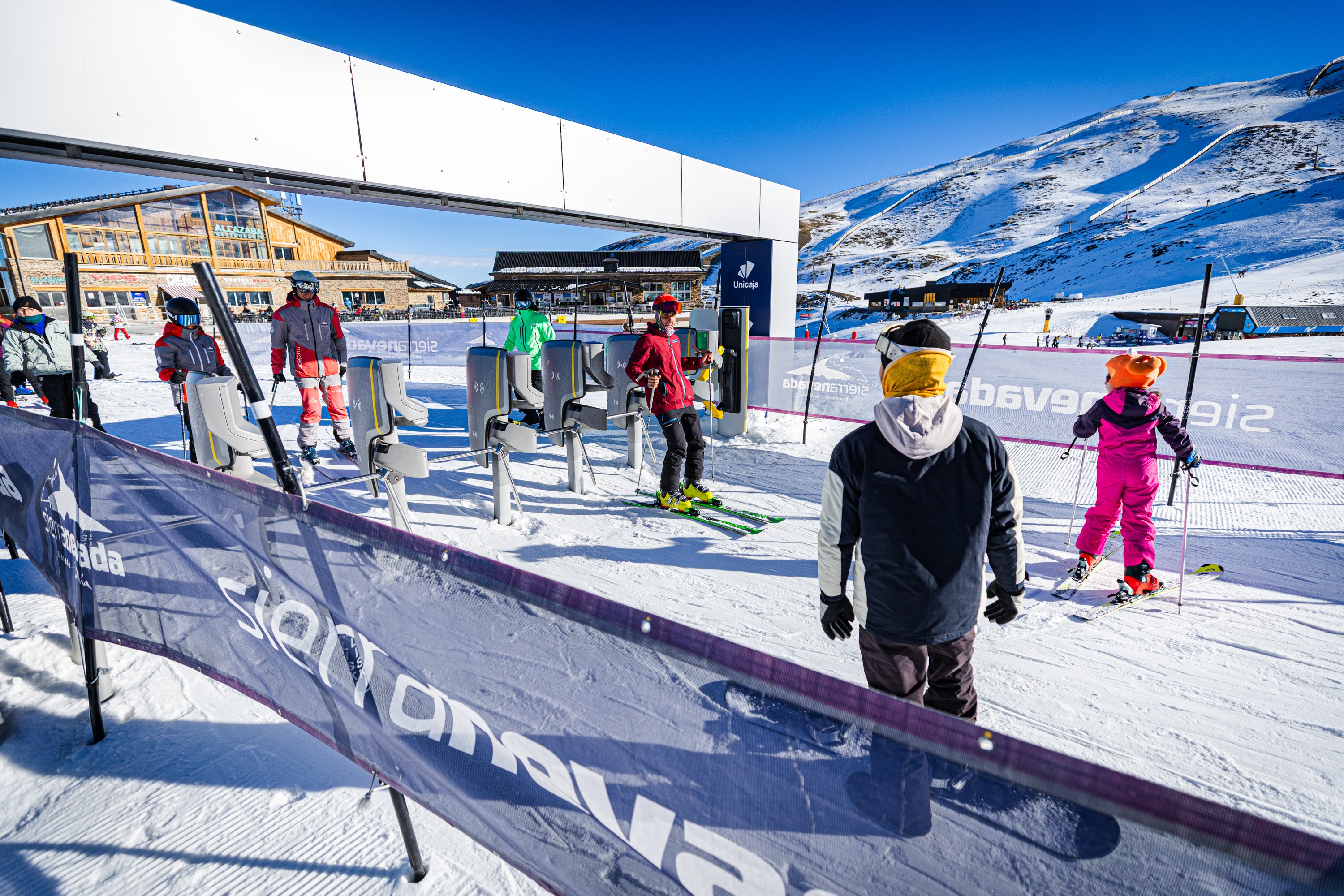 Blanco radiante: las imágenes del primer día de temporada en Sierra Nevada