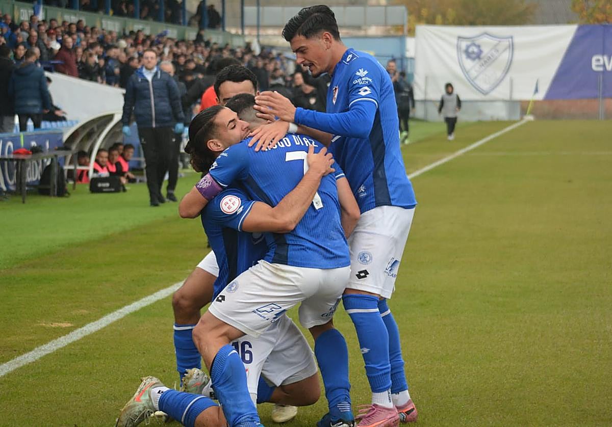 Los mineros celebran un gol.