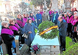 Correa y Abras depositan una corona sobre la tumba de Ganivet.