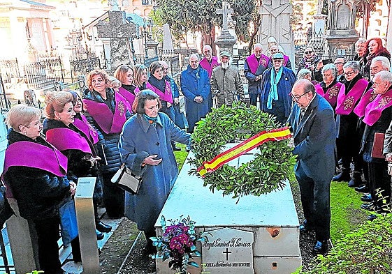 Correa y Abras depositan una corona sobre la tumba de Ganivet.