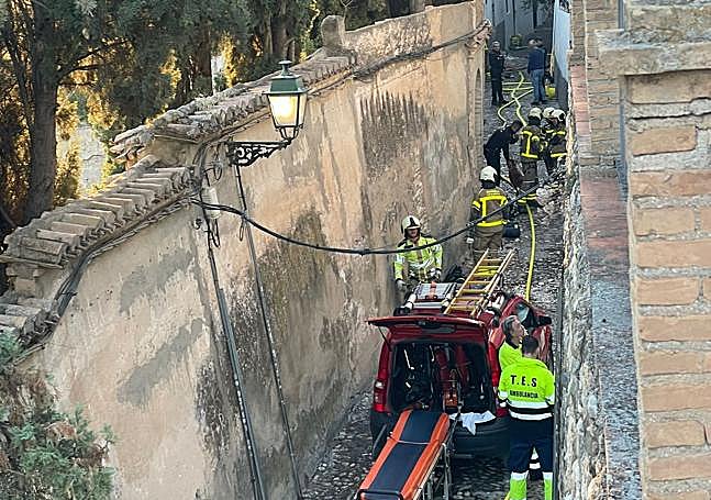 Intervención de los Bomberos de Granada en el incendio del carmen de Aynadamar en la calle Guinea del Albaicín.