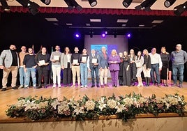 Foto de familia de los galardonados junto a las autoridades.