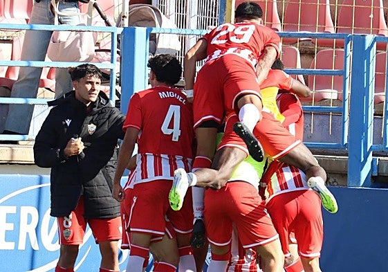La UD Almería B se ha subido a la ola del triunfo y no quiere bajarse.