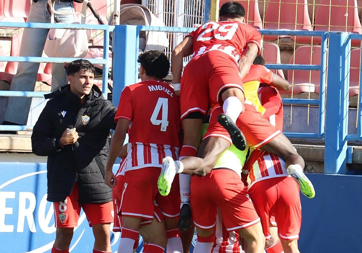 La UD Almería B se ha subido a la ola del triunfo y no quiere bajarse.