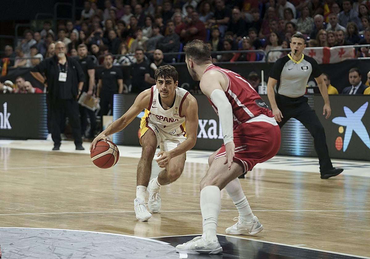 El granadino Álvaro Cárdenas se acerca a canasta durante el partido contra Georgia disputado en Tenerife.