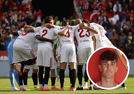 Los futbolistas del Sevilla, antes del derbi. En detalle, Miguel Ángel Sierra.