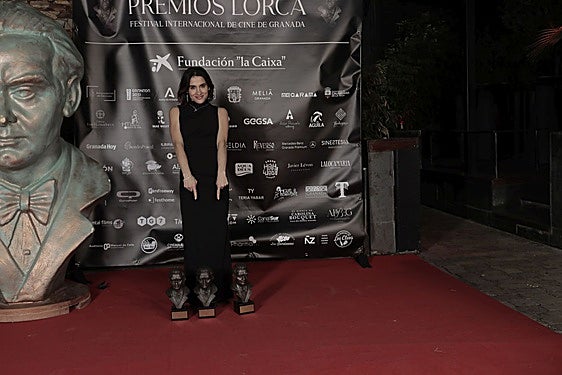 Fariba Sheikhanm, con los tres galardones de Disforia.